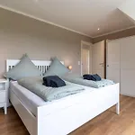 Doppelhaushaelfte In Casa de Férias *